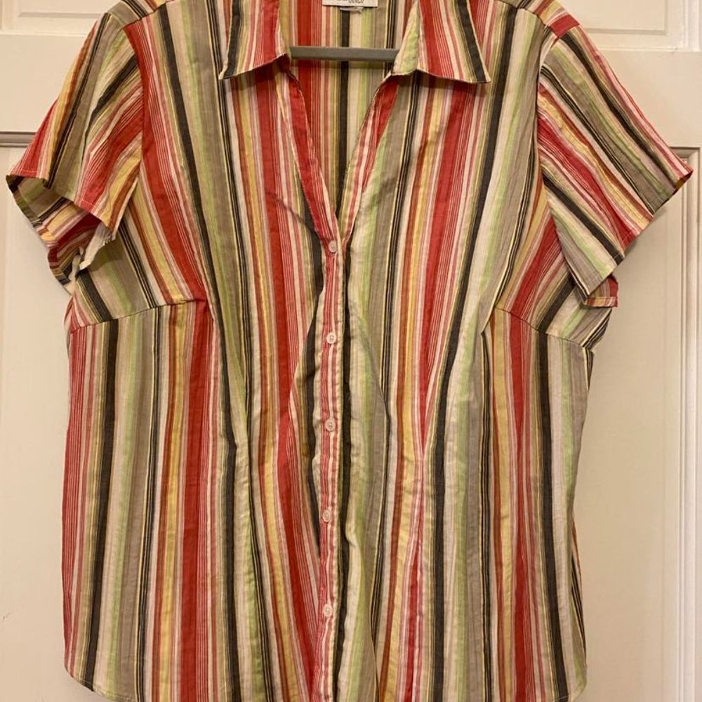 Dressbarn Women's blouse / Top button down V-neck opening Size 18/ 20